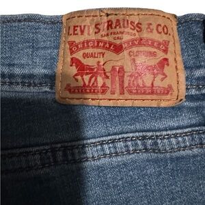 Levi’s 724 high rise capri torn jeans